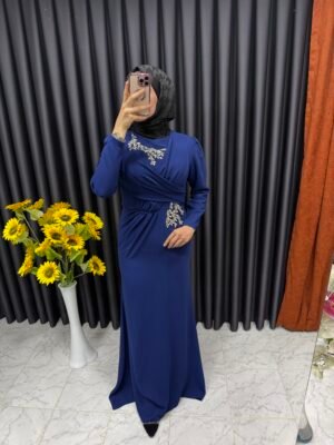 Önü taş işlemeli drape detaylı balık elbise