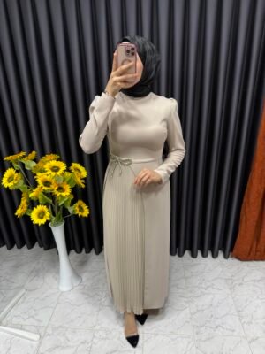 Önü pile detaylı kurdeleli elbise