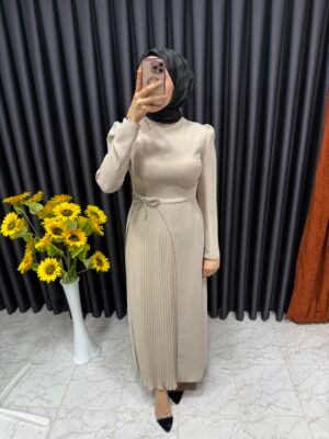 Önü pile detaylı kurdeleli elbise