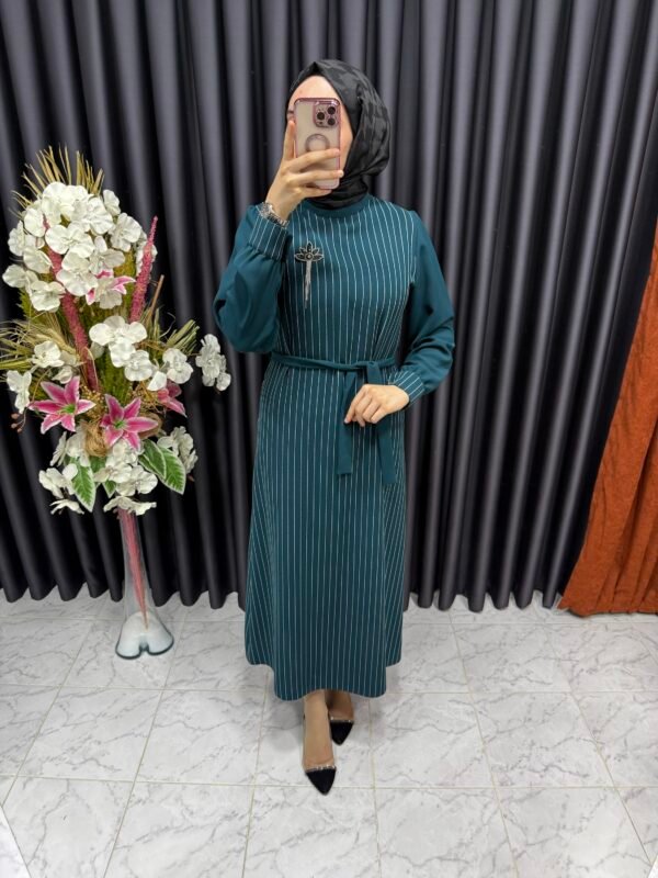 Çizgili Önü broşlu elbise